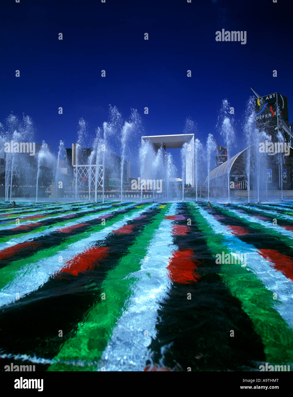 BRUNNEN ARCHE DE LA FRATERNITÉ LA DEFENSE PARIS FRANKREICH Stockfoto