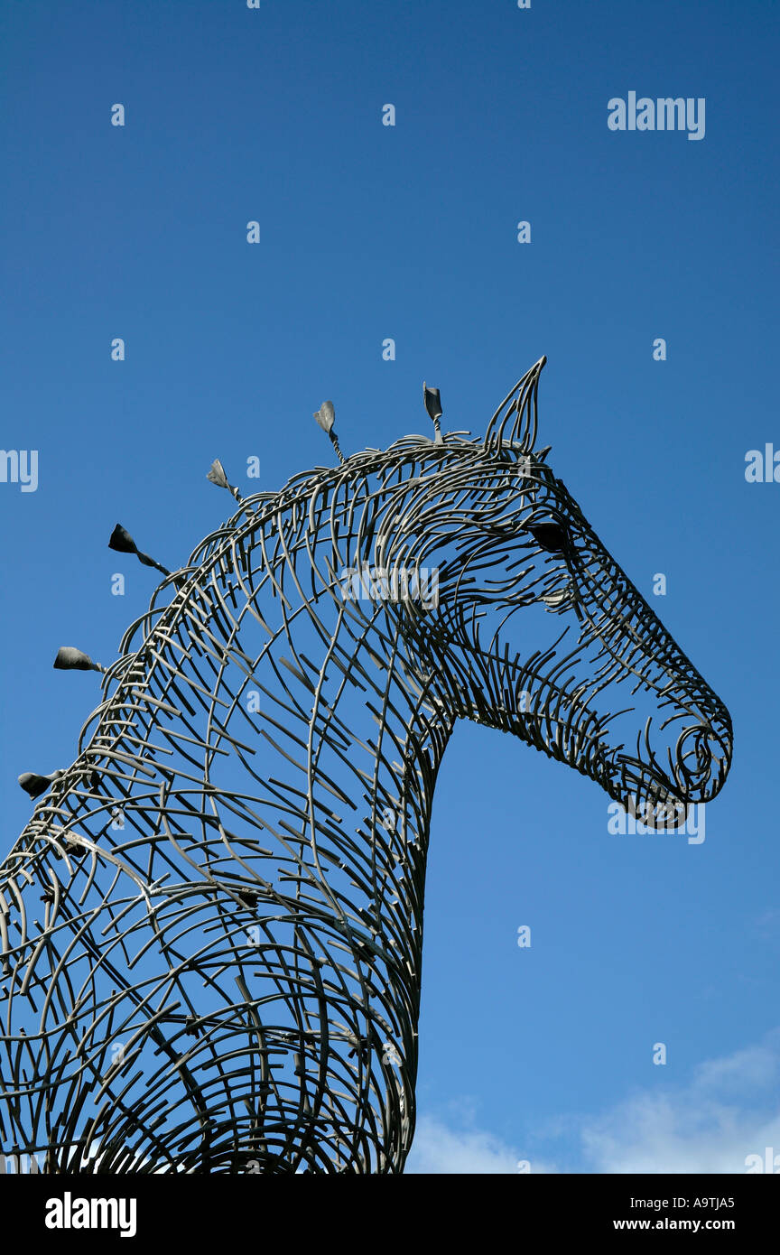Das Clydesdale schweren Pferd einen großen Käfig Webart Pflug Eisenpferd dominiert die Landschaft neben der "M8 Glasgow" Schottland Stockfoto
