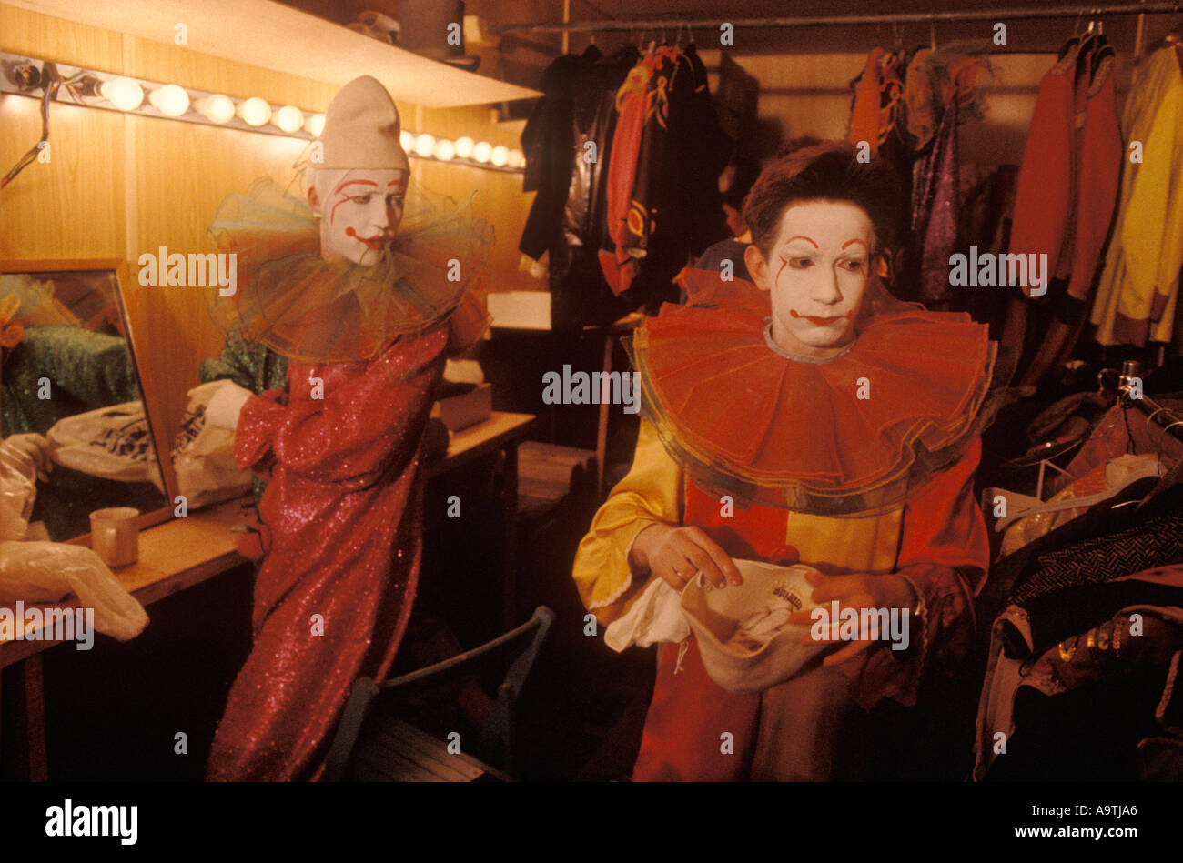 Gerry Cottles Circus School Teenager in den Sommerferien lernen neue Fähigkeiten. London 1990er Jahre Großbritannien England. CA. 1995 HOMER SYKES Stockfoto