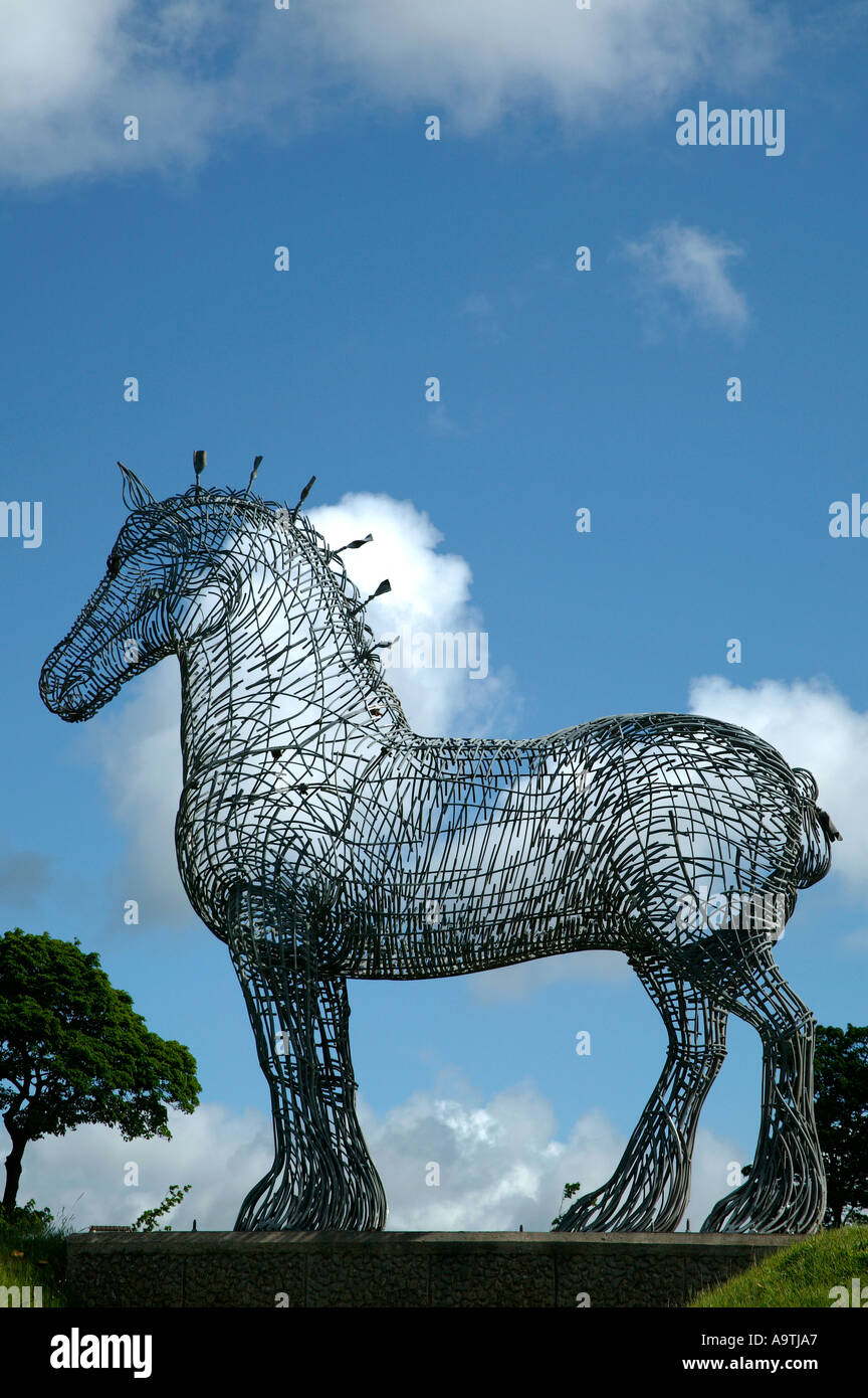 Das Clydesdale schweren Pferd einen großen Käfig Webart Pflug Eisenpferd dominiert die Landschaft neben der "M8 Glasgow" Schottland Stockfoto