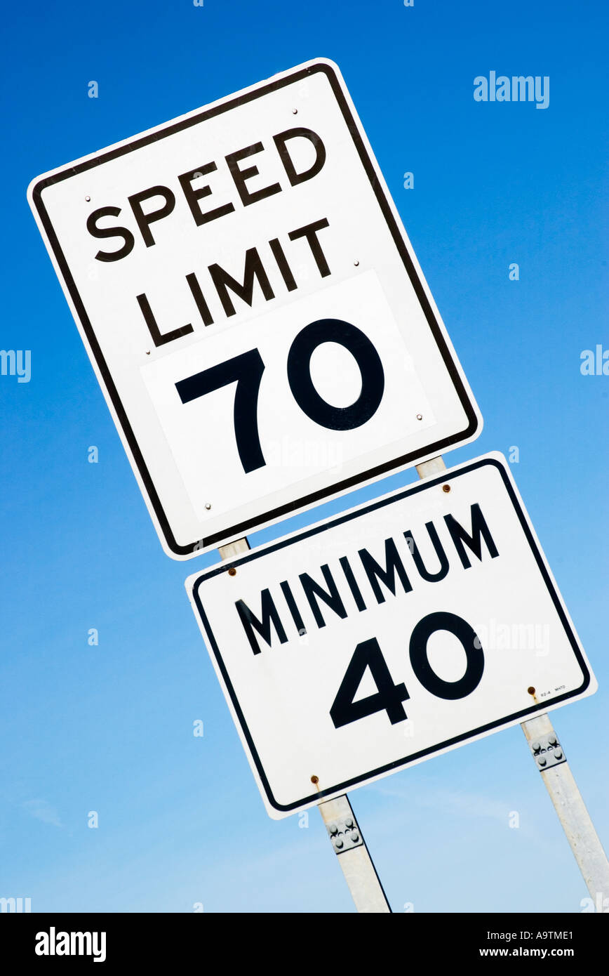 Geschwindigkeitsbegrenzung 70 mindestens 40 Zeichen auf Interstate USA Stockfoto