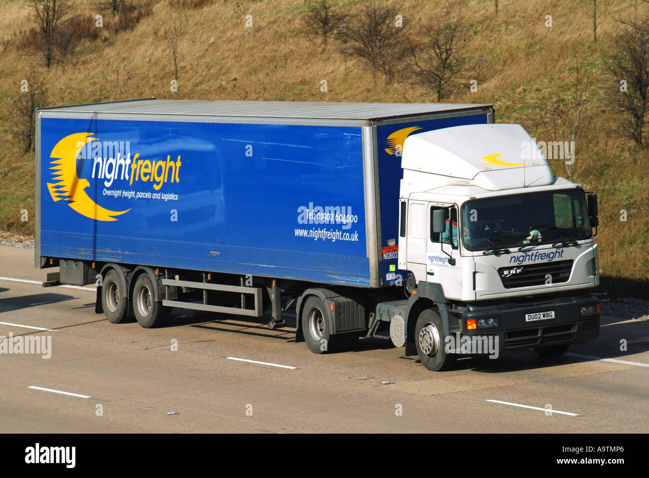M25 Autobahn Nacht Fracht artikuliert LKW Stockfoto M25 Autobahn Nacht Fracht artikuliert LKW Stockfoto