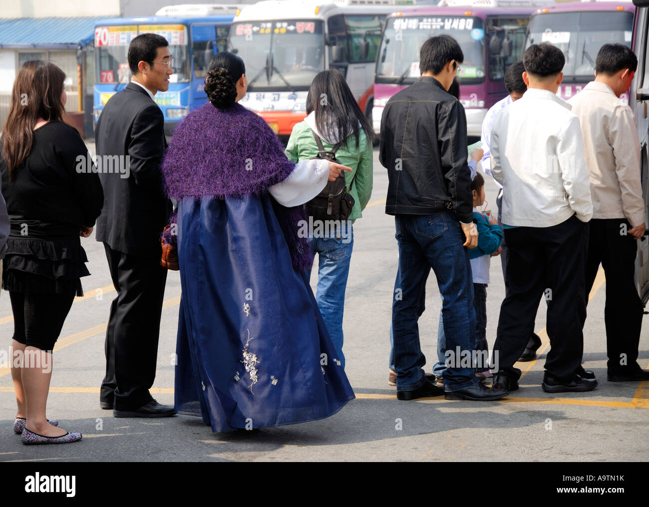 Lokale Leute Schlange für das Einsteigen in einen öffentlichen Bus, Pyeongtaek City KR Stockfoto