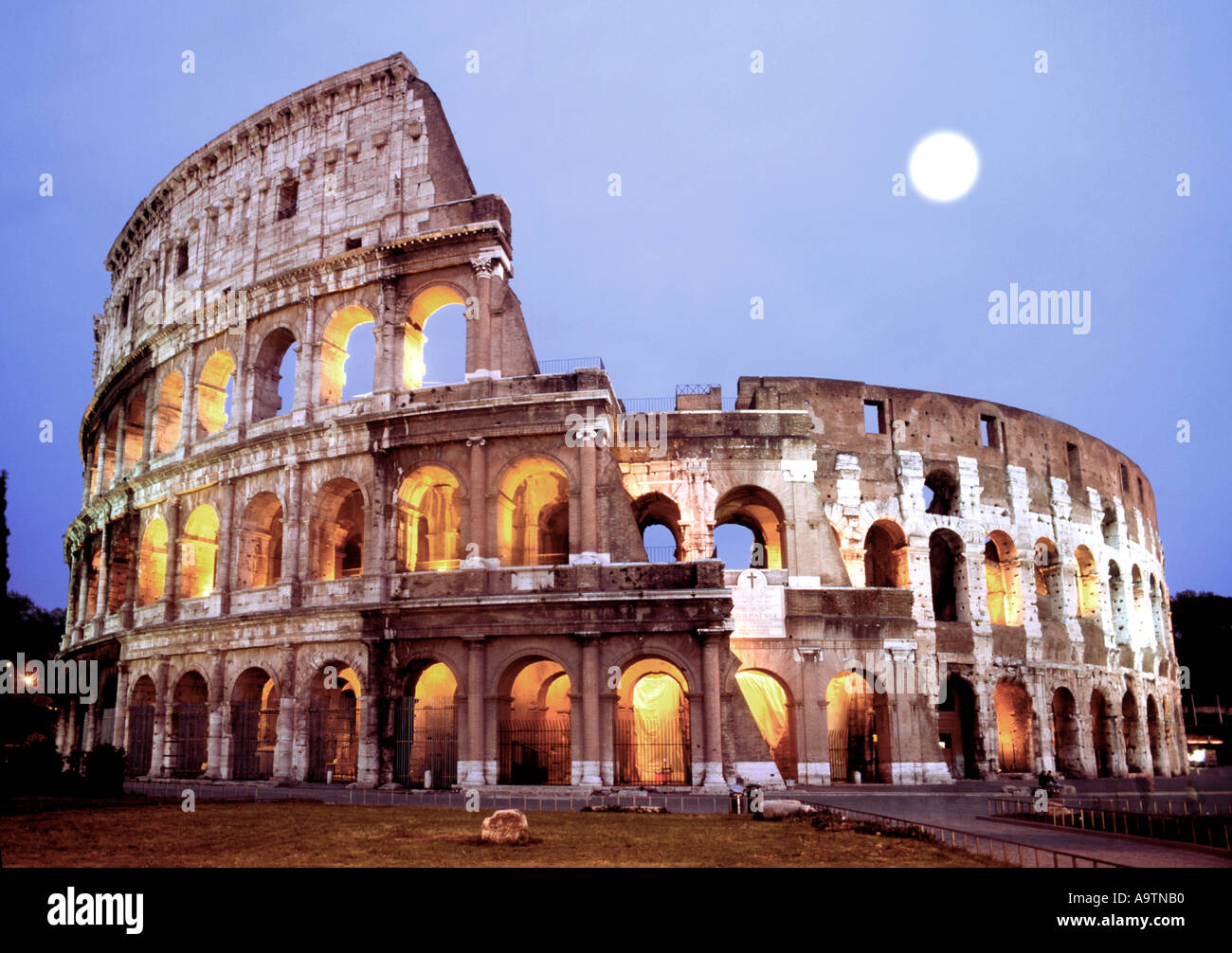 Rom-Kolosseum bei Morgengrauen Vollmond Stockfoto