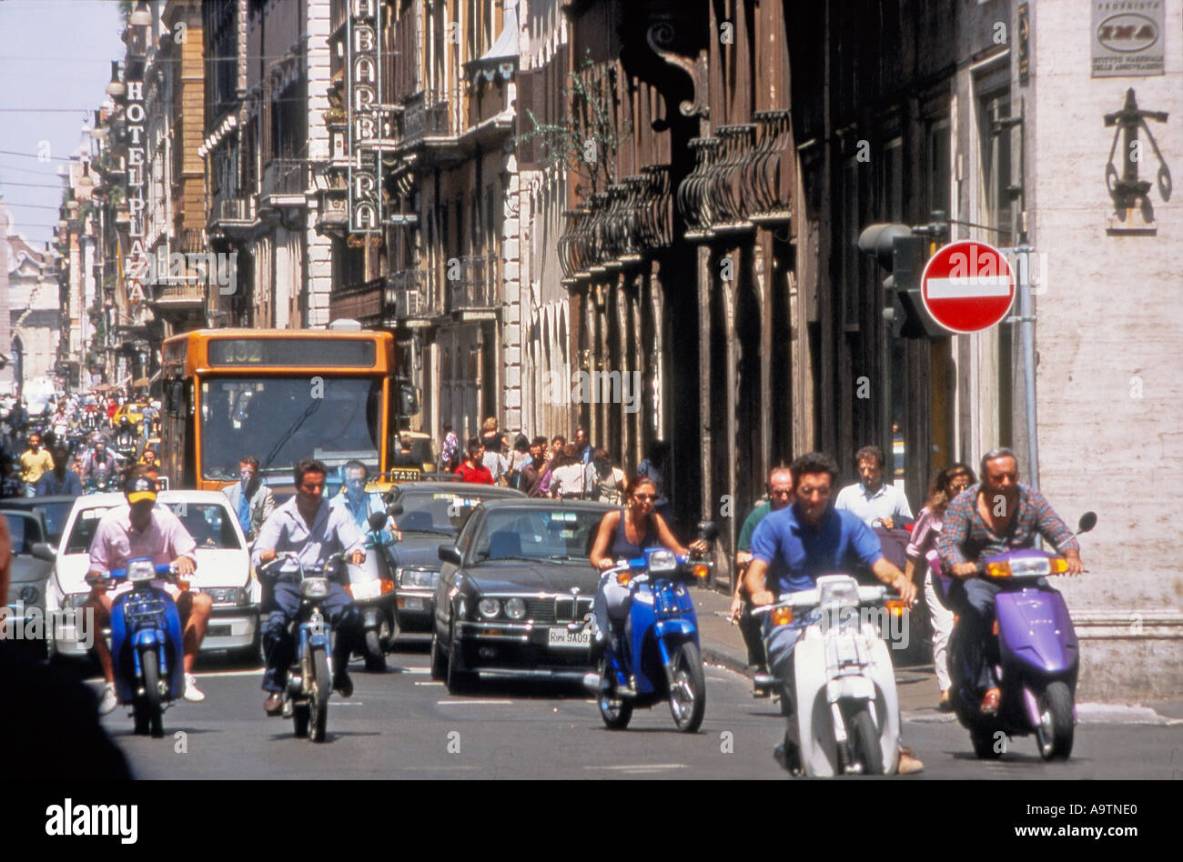 Rom Via del Corso Verkehr vespas Stockfoto