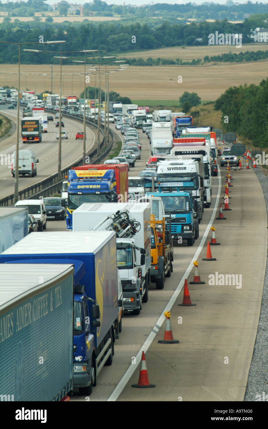 M25 Warteschlangen Autobahnverkehr im Uhrzeigersinn und frei fließenden Verkehr anti-im Uhrzeigersinn Stockfoto