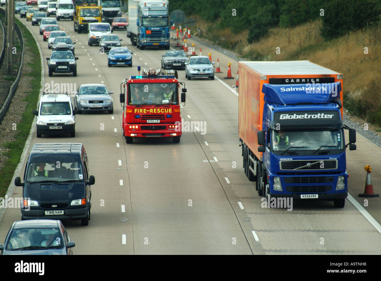 M25 Autobahn drei Fahrspuren der langsam bewegenden Verkehr Feuerwehrauto auf Notruf Stockfoto M25 Autobahn drei Fahrspuren der langsam bewegenden Verkehr Feuerwehrauto auf Notruf Stockfoto
