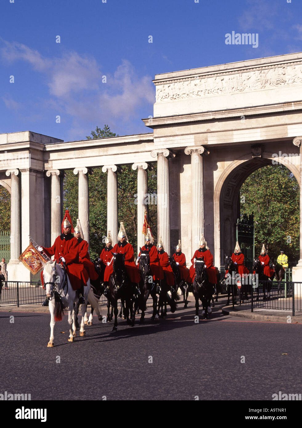 Hyde Park Corner Geschwader von der der Haushalt Kavallerie montiert Regiment The Life Guards unterwegs auf veränderte Wachdienst Stockfoto