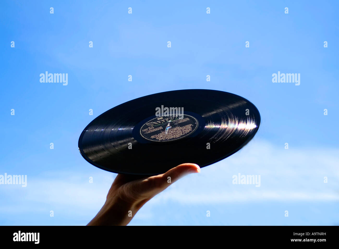 Hand, die Vinyl-Platte in der Luft Stockfoto