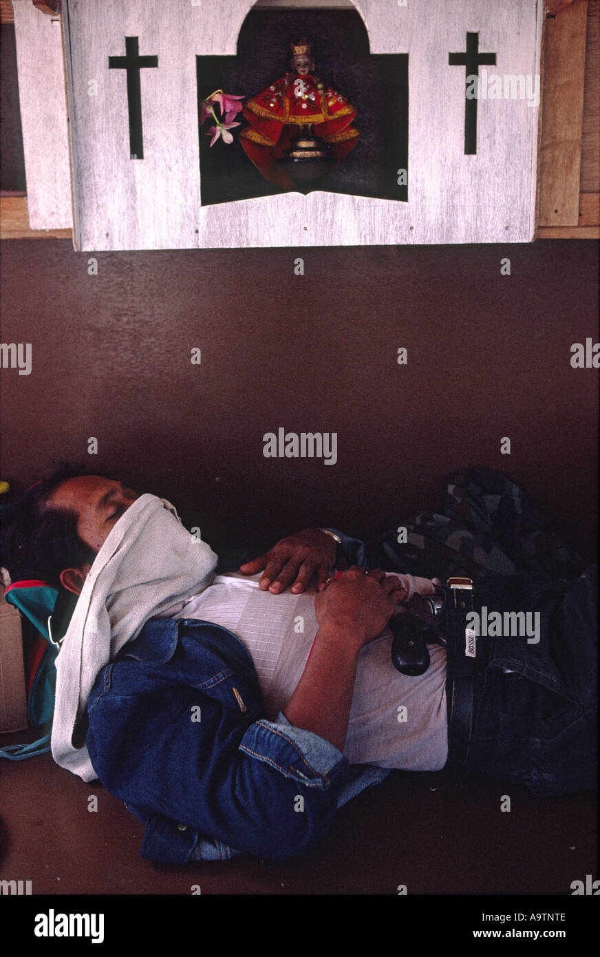 Die Philippinen Ronnie, Kapitän von einer 5-köpfigen Besatzung der Piraten schläft mit seiner Waffe in seinem Gürtel Stockfoto
