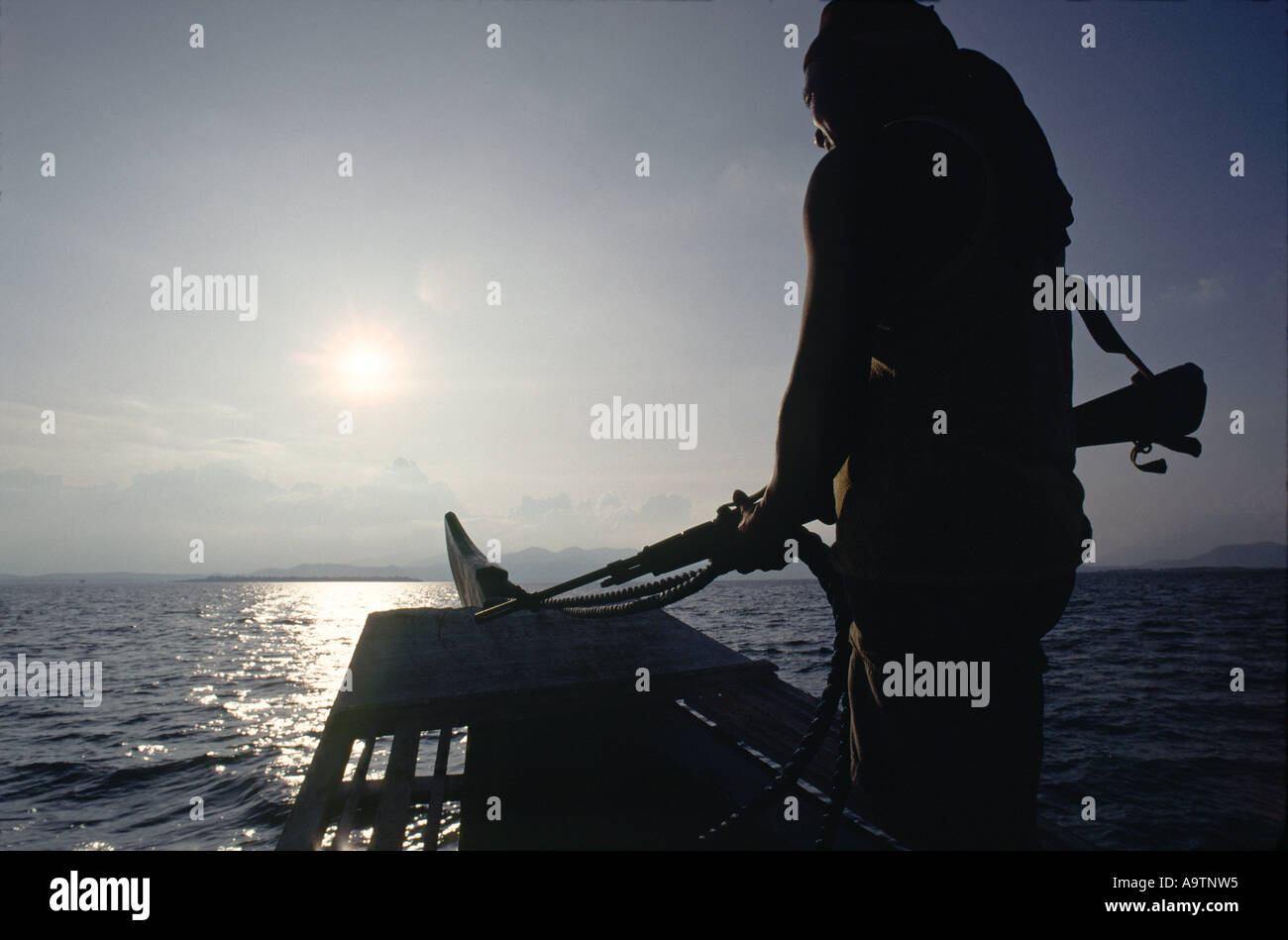 Pirate Ariel Führung des Schiffes in flachen Gewässern. Stockfoto