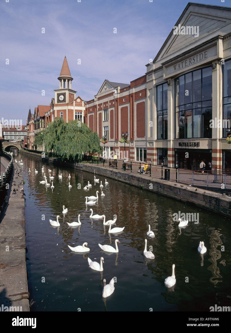 Lincoln Waterside Zentrum modernen Einkaufsmeilen flankieren mit Schwänen und der hohen Brücke über den Fluss Witham Stockfoto