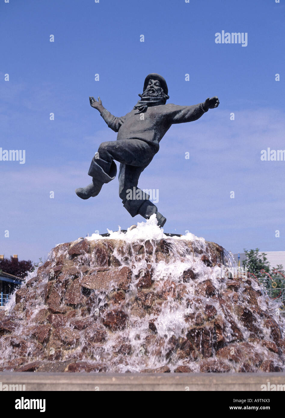 Jolly Fisherman Statue & Springbrunnen in Compass Gardens Skegness vom Eisenbahnwerbeposter, auf dem Zugfahrten zu diesem Küstenort England UK angeboten werden Stockfoto