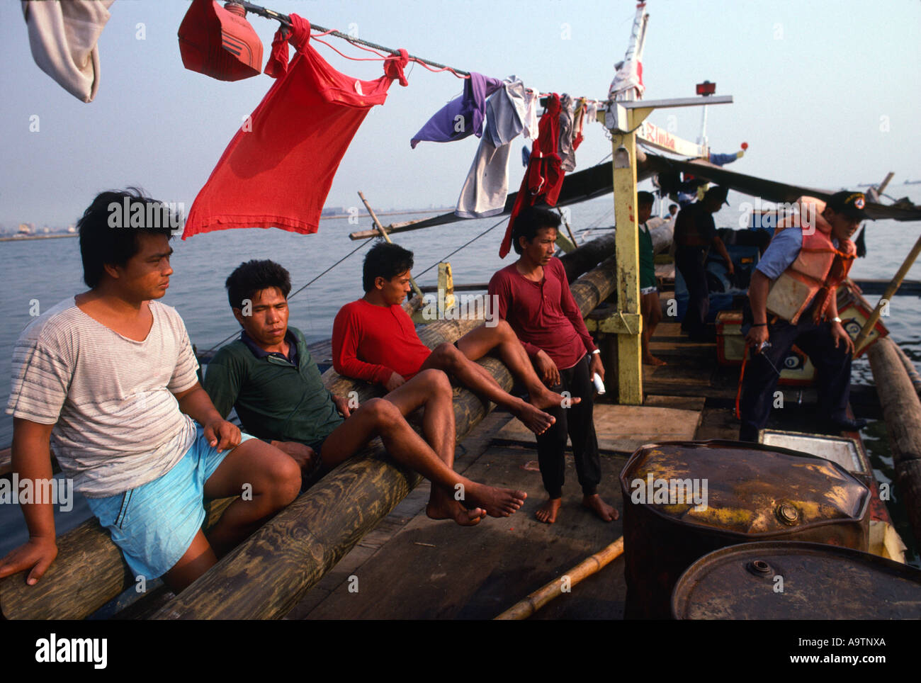 Die Philippinen Philippinen Küstenwache auf Anti-Piraterie-Aufgaben überprüfen Boote und Besatzungen ID Stockfoto