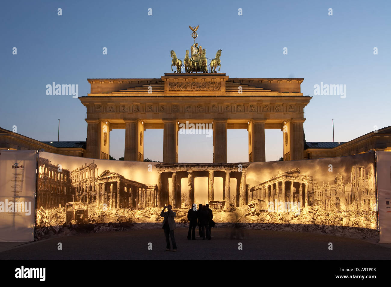 Berlin Paris Platz sprengen historische Plakat des Brandenburger Tors für Jubiläum 60 Jahre nach Ende des zweiten Weltkriegs zerstört Stockfoto