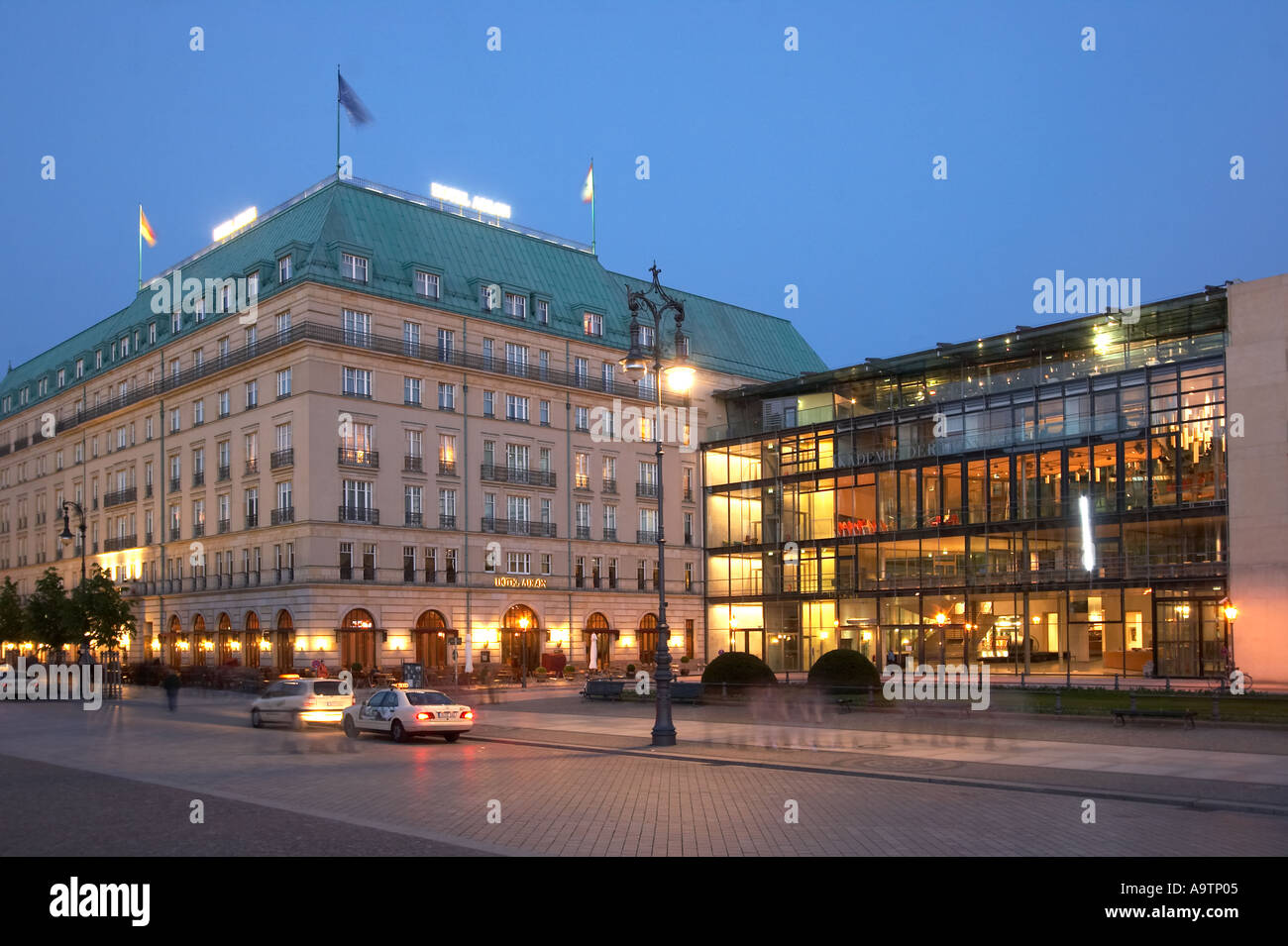 Berlin Paris Square Hotel Adlon Akademie der Kunst Architekt Guenter Behnisch, die das Olympüic-Stadion in München gebaut Stockfoto