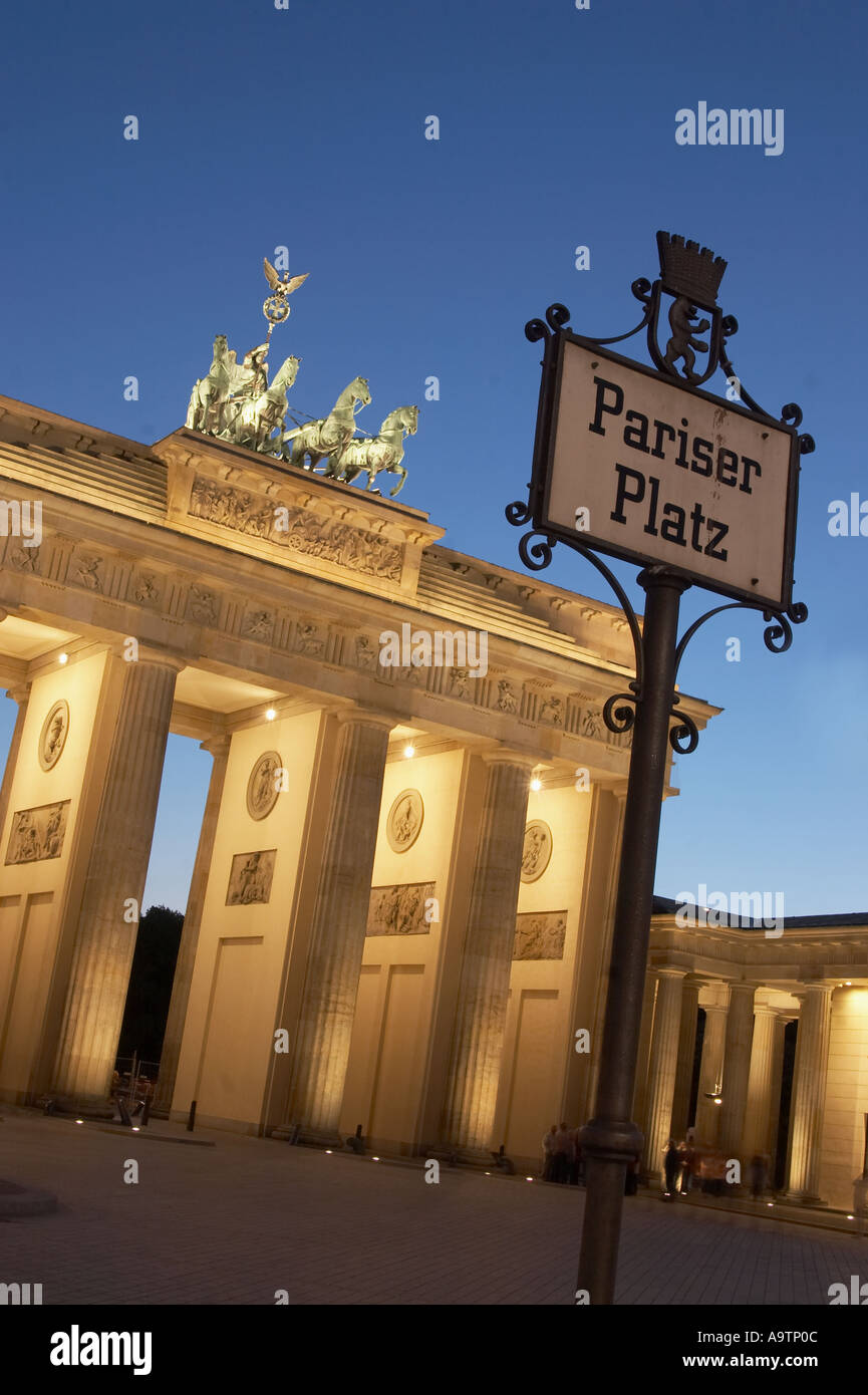 Berlin Paris Platz Brandenburger Tor Quadriga in der Dämmerung Stockfoto