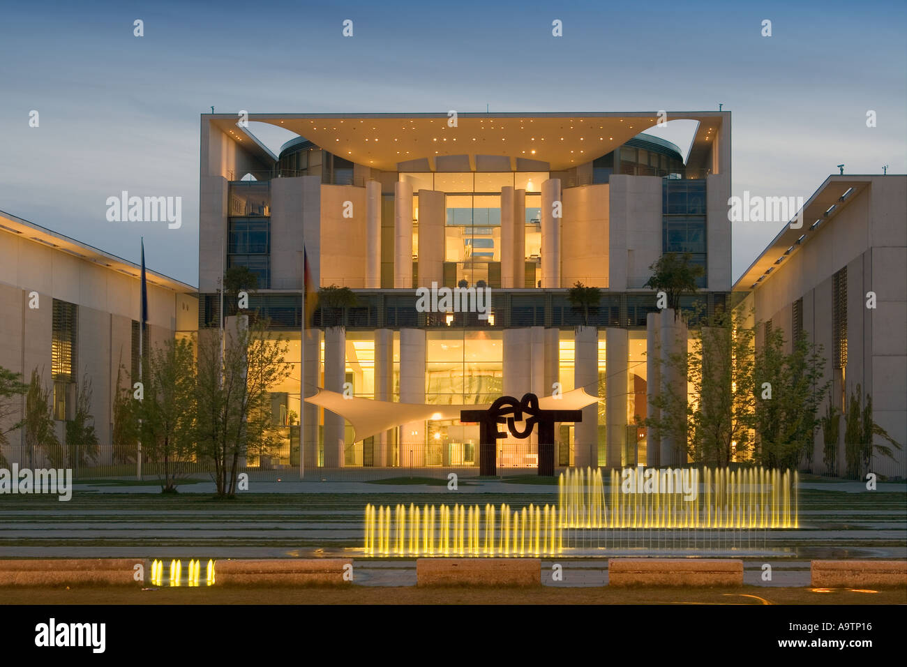 Berlin Regierung Bezirk Kanzleramt moderner Architektur von Axel Schultes und Charlotte Frank Brunnen-twilight Stockfoto