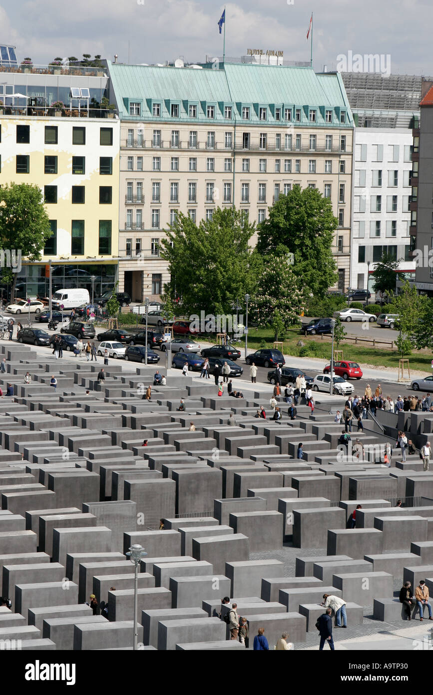 Berlin Mitte Holocaust Memorial Menschen Beton Fünfergruppe Architekten Peter Eisenmann Stockfoto