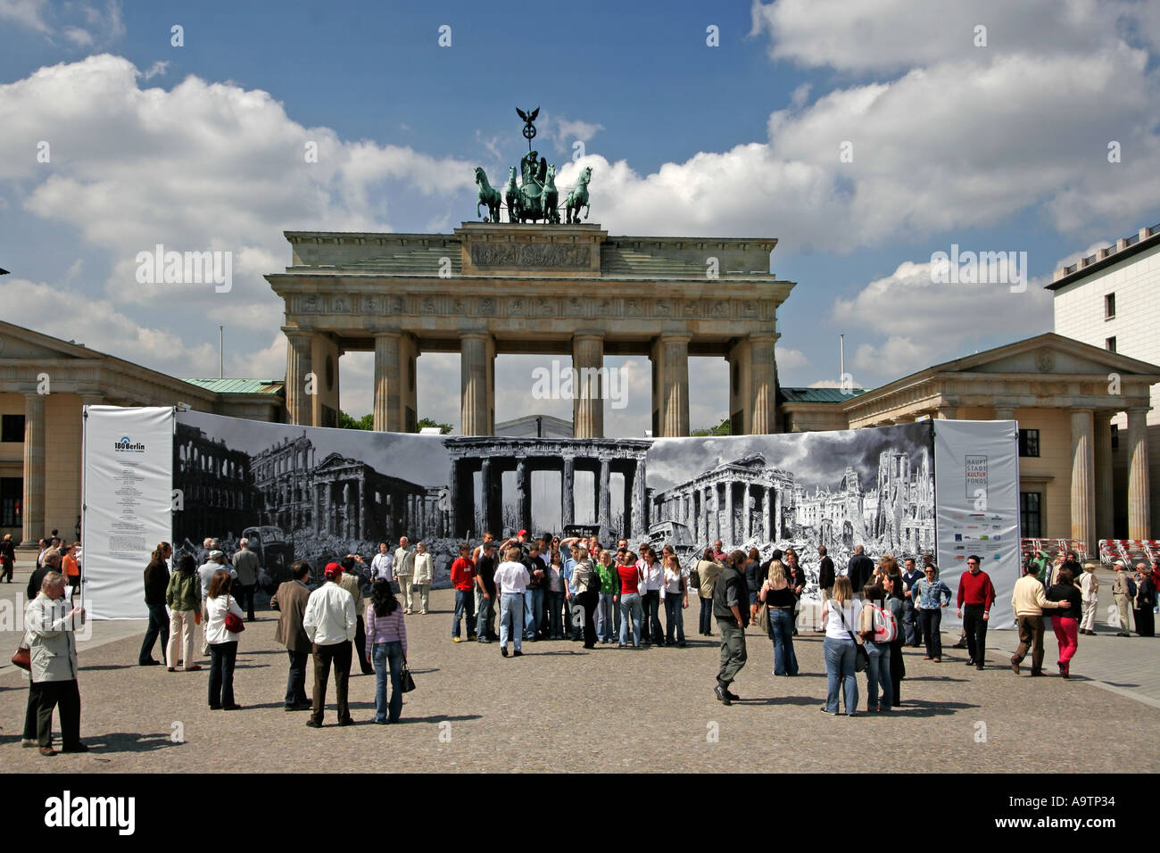 Berlin Brandenburger Tor sprengen Plakat des zerstörten Paris Platz am Ende von Weltkrieg zwei Stockfoto