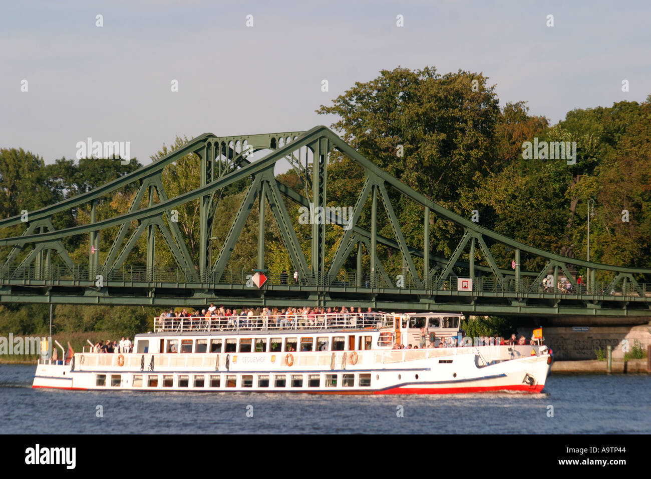 Berlin-Wannsee-Glienicker Brücke Touristenboot Stockfoto