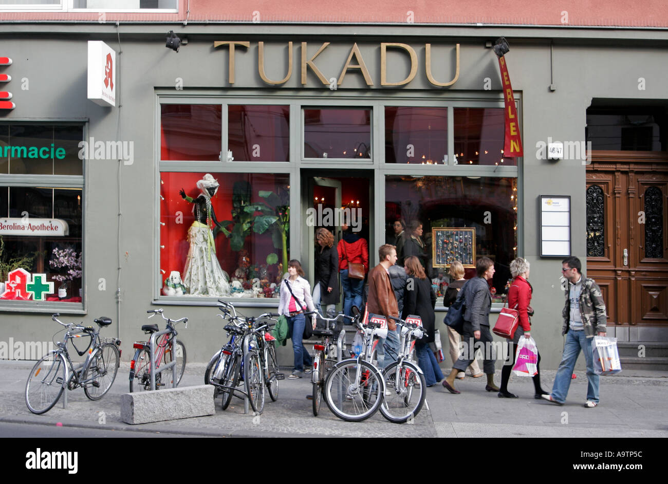 Berlin Mitte Mode und Schmuck Shop Tukadu gut Konwon für Selfmade Kostüm Schmuck Shop Fenster Puppen Stockfoto