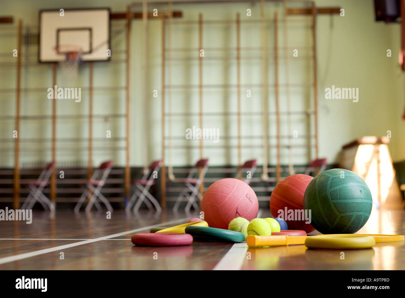 Schule-Gym-Geräten auf dem Boden verstreut Stockfoto