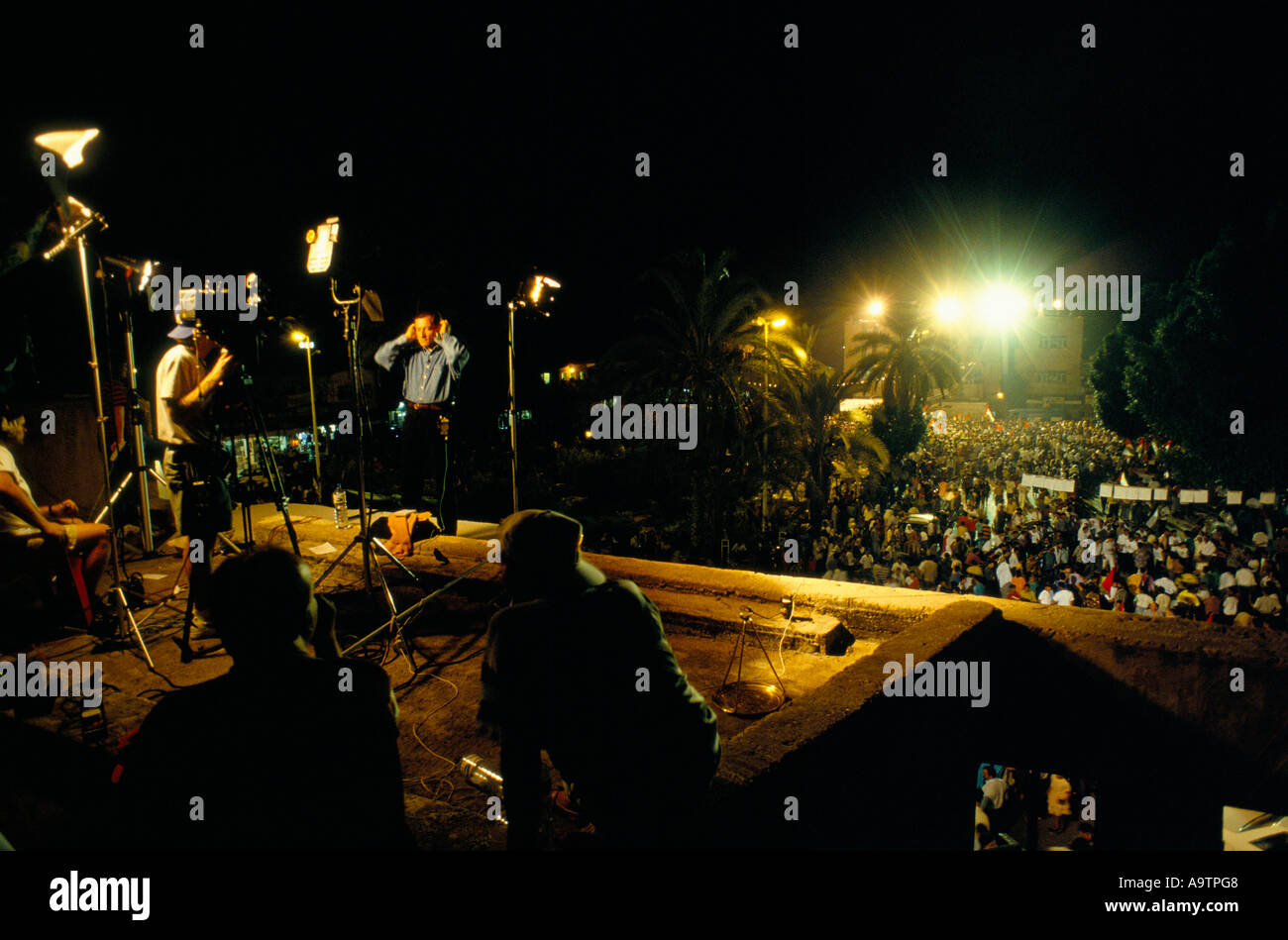 Jericho, 13. September 1993; CNN Anker Mann bereitet, machen Sie eine live-tv Sendung von einer Dachterrasse mit Blick auf Jerichos Stadtplatz Stockfoto