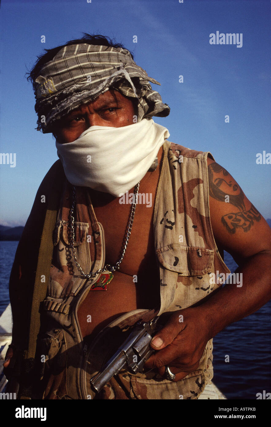 Pirat "Big Boy" mit seiner Pistole, ist an zweiter Stelle im Befehl auf einer 5-Mann Auslegerboot in der südchinesischen Meer tätig. Stockfoto