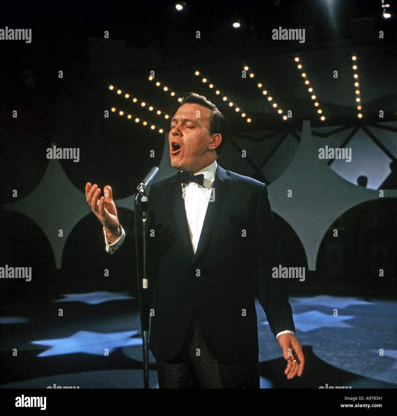 MATT MONRO - UK-Sänger auf einer TV-Show über 1963 Stockfoto