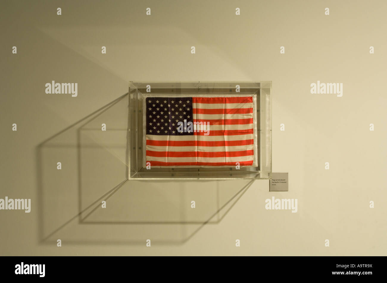 Amerikanische Flagge getragen, zum Mond und zurück auf Apollo 11 auf dem Display an das Neil Armstrong Air and Space Museum in Wapakoneta, Ohio Stockfoto