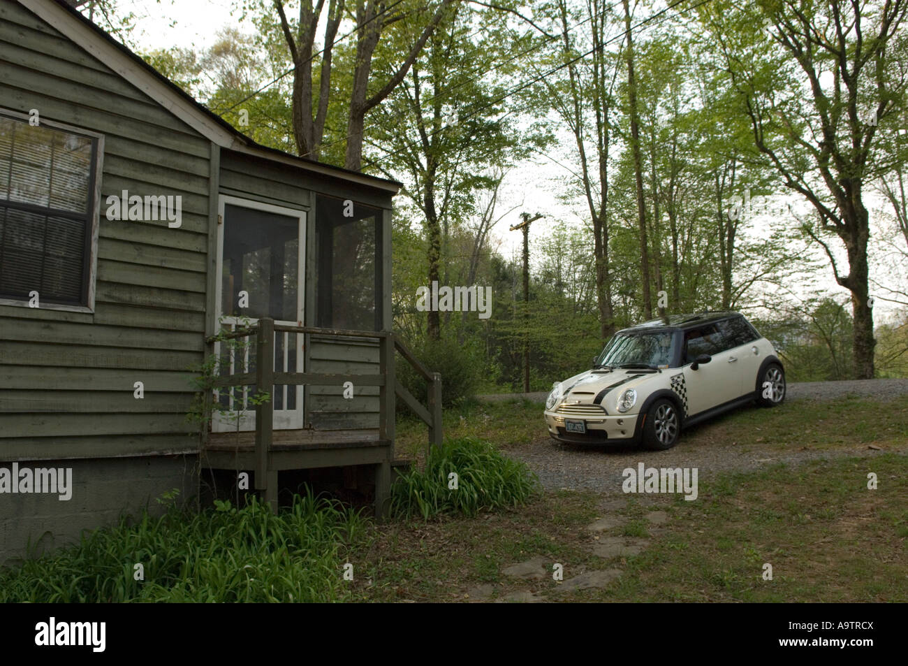 MINI Cooper S parkte neben einer rustikalen Hütte Stockfoto