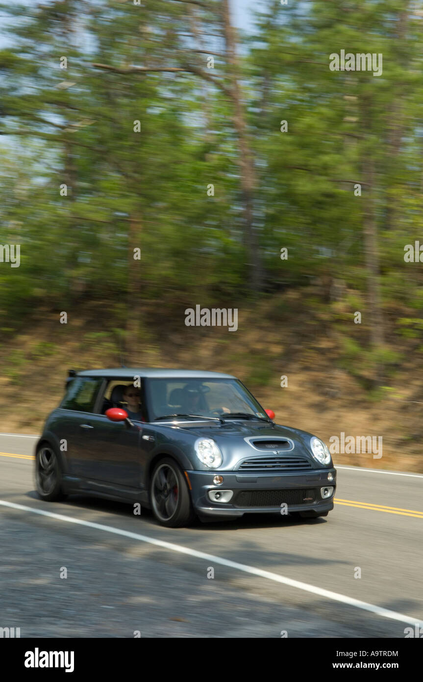 MINI Cooper S John Cooper Works GP fahren auf der Landstraße Stockfoto