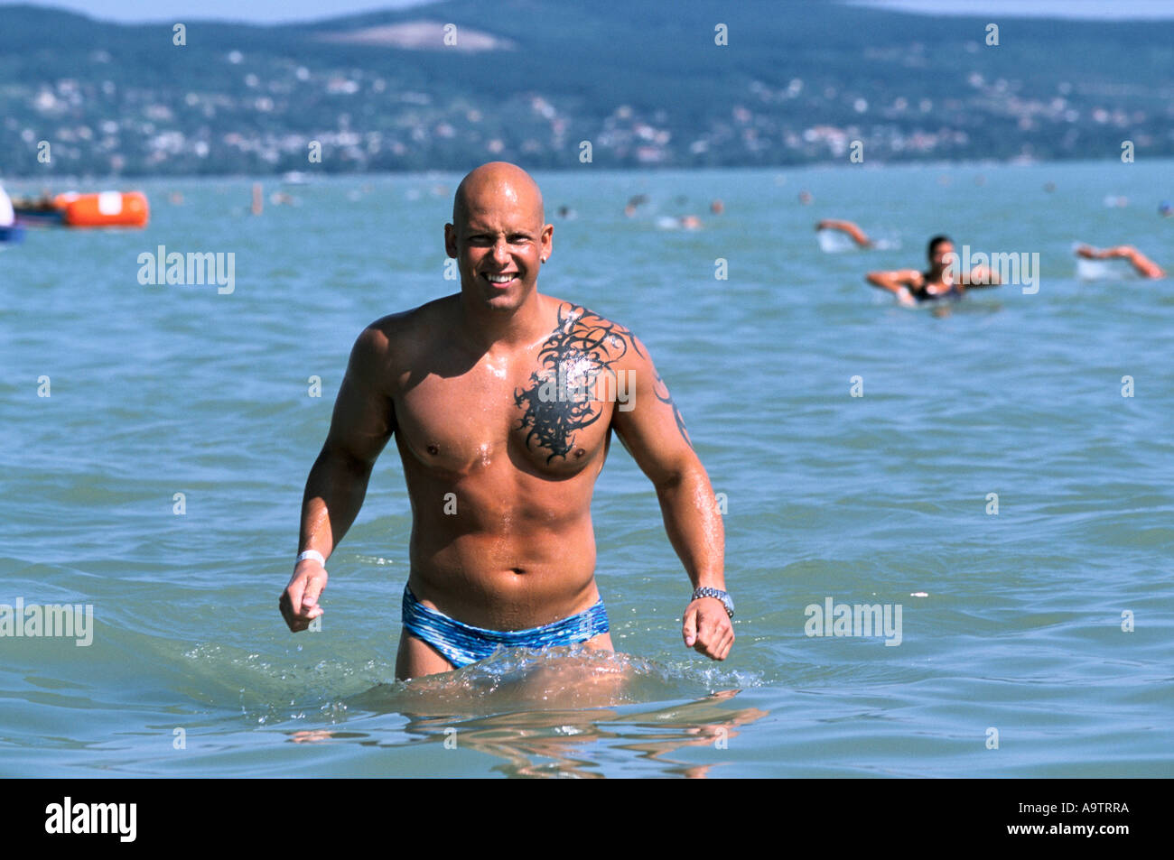 Lake Balaton Ungarn Schwimmer Ankunft in der Stadt Balatonbulgar nach  Abschluss der jährlichen 5,2 km Schwimmen auf dem See Stockfotografie -  Alamy