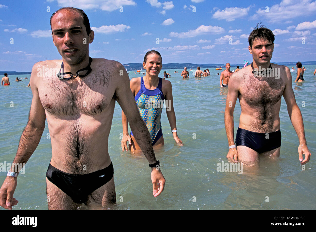 Lake Balaton Ungarn Schwimmer Ankunft in der Stadt Balatonbulgar nach  Abschluss der jährlichen 5,2 km Schwimmen auf dem See Stockfotografie -  Alamy