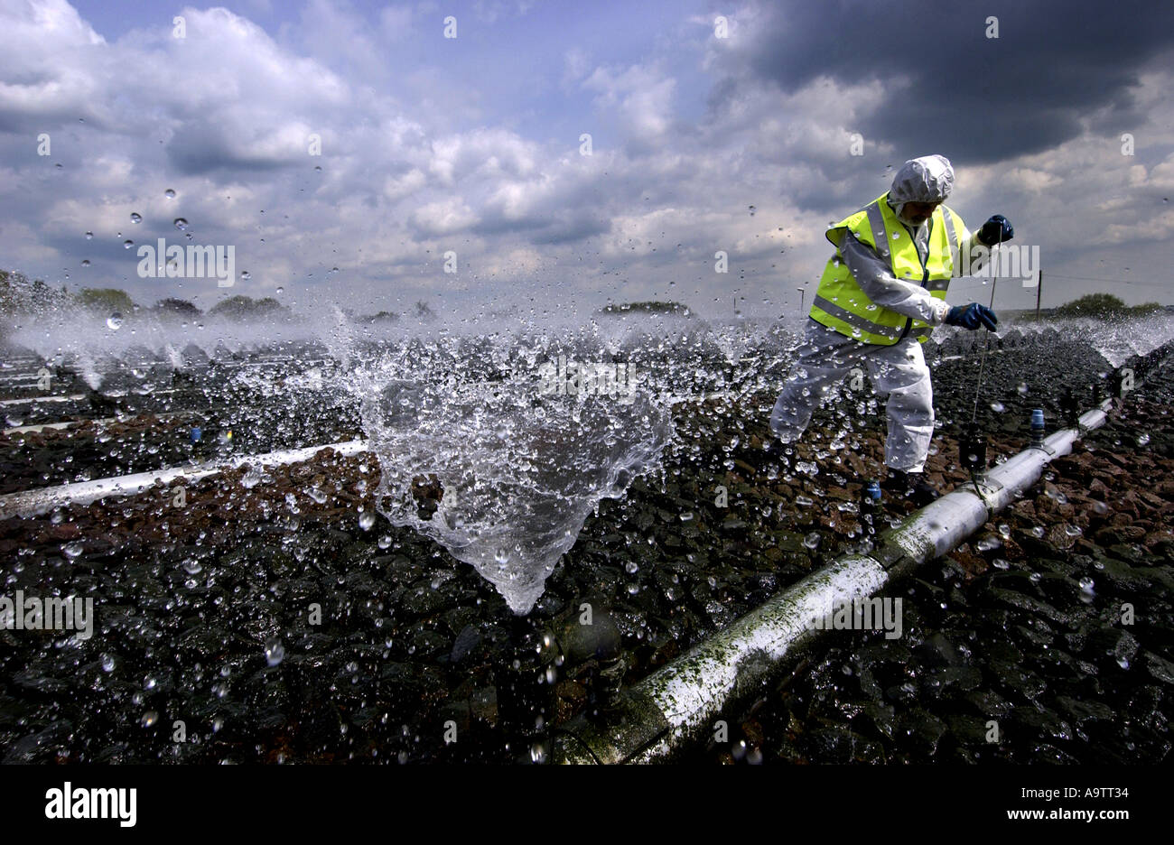 Ein Abwasser-Behandlung-Operator führt wesentliche Reinigung und Wartung Arbeit am Wanlip in Leicester Kläranlagen Stockfoto