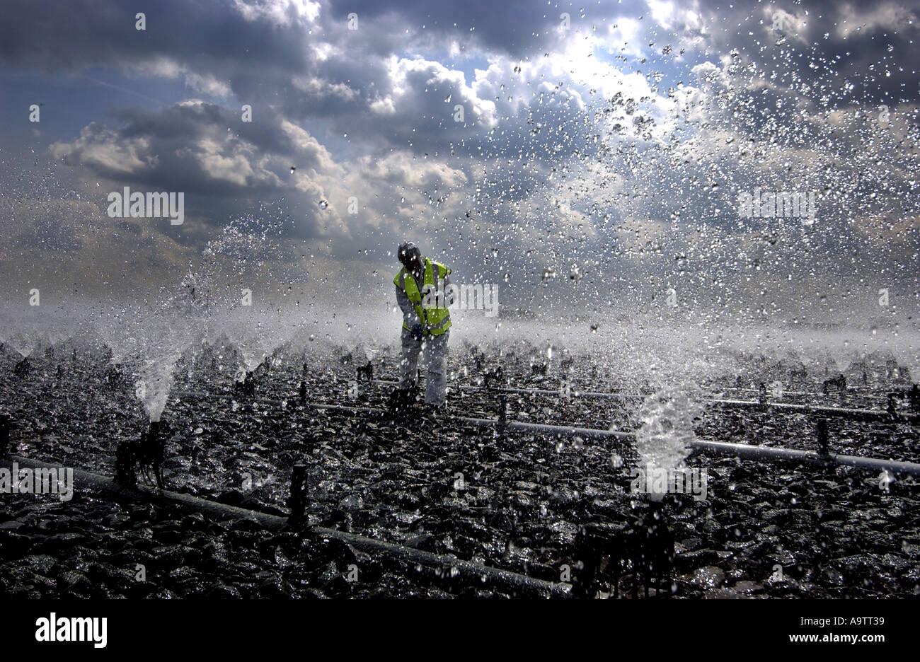 Ein Abwasser-Arbeiter führt wesentliche Reinigung und Wartung Arbeit am Severn Trent Water Wanlip Abwasser arbeitet in Leicester Stockfoto