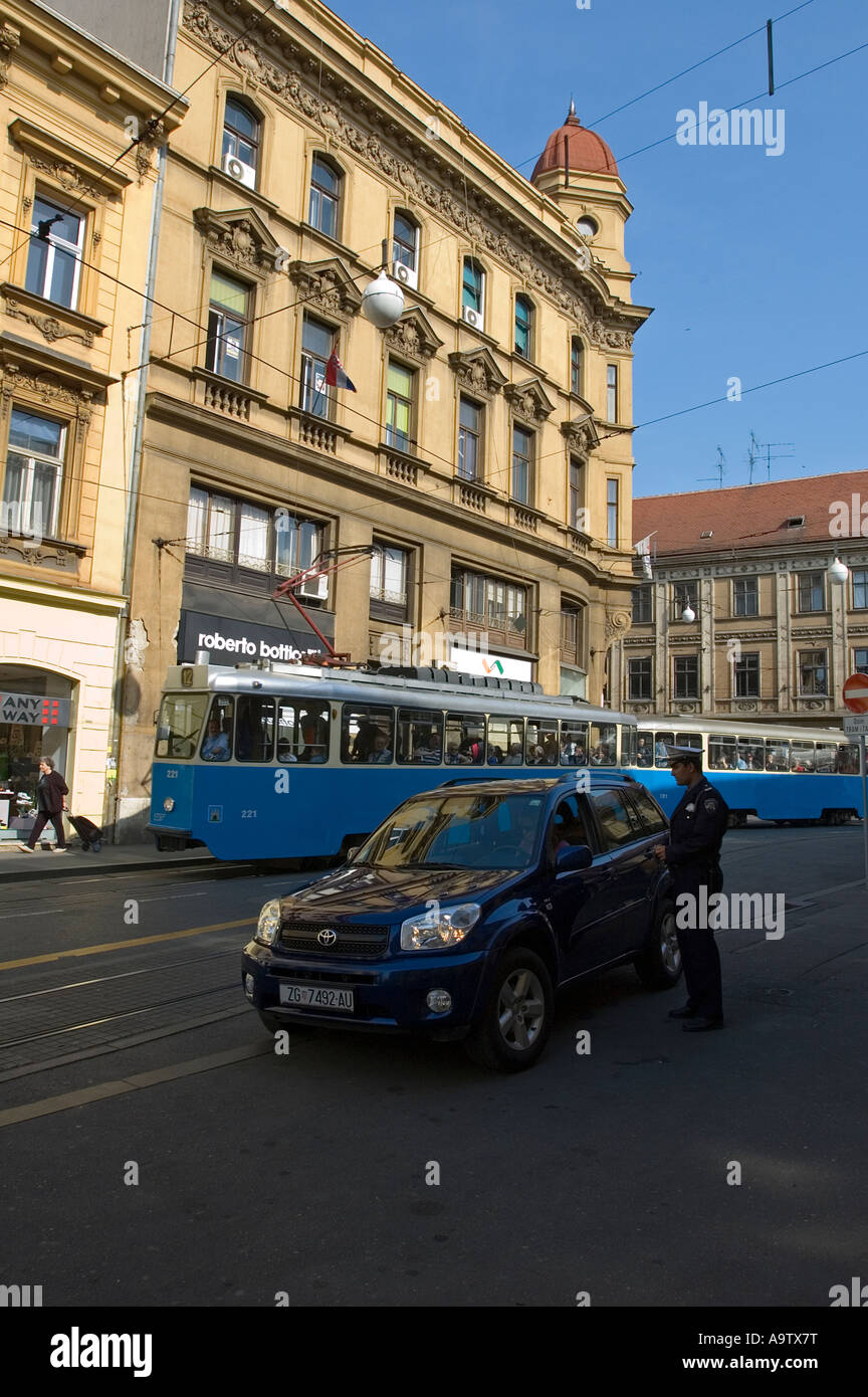 Verkehrspolizei und Straßenbahnen in Zagreb, Kroatien. Stockfoto