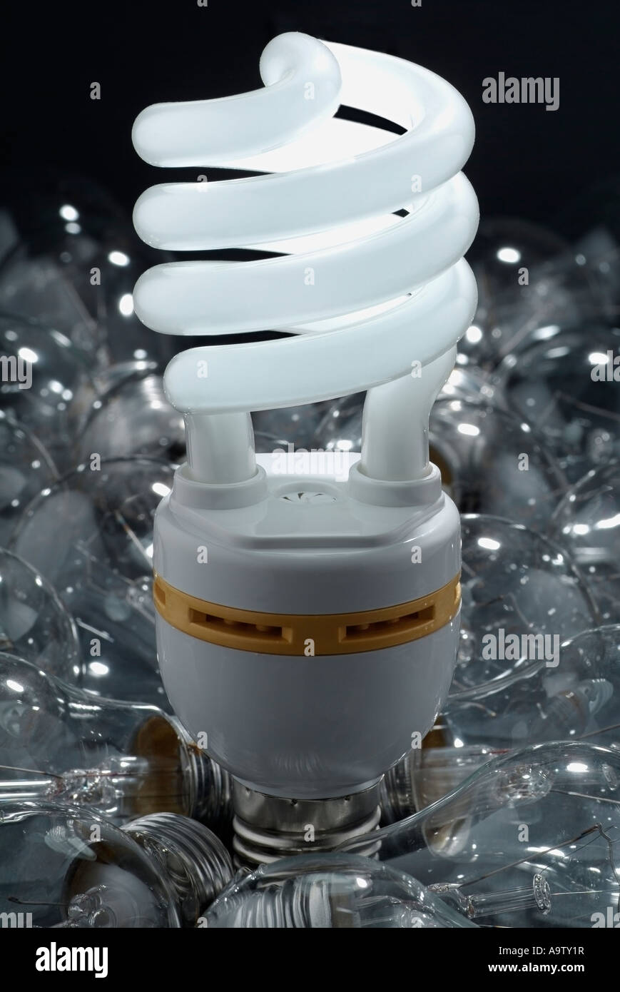 Energie effiziente Glühbirne umgeben von normalen Wolfram Glühbirnen Stockfoto