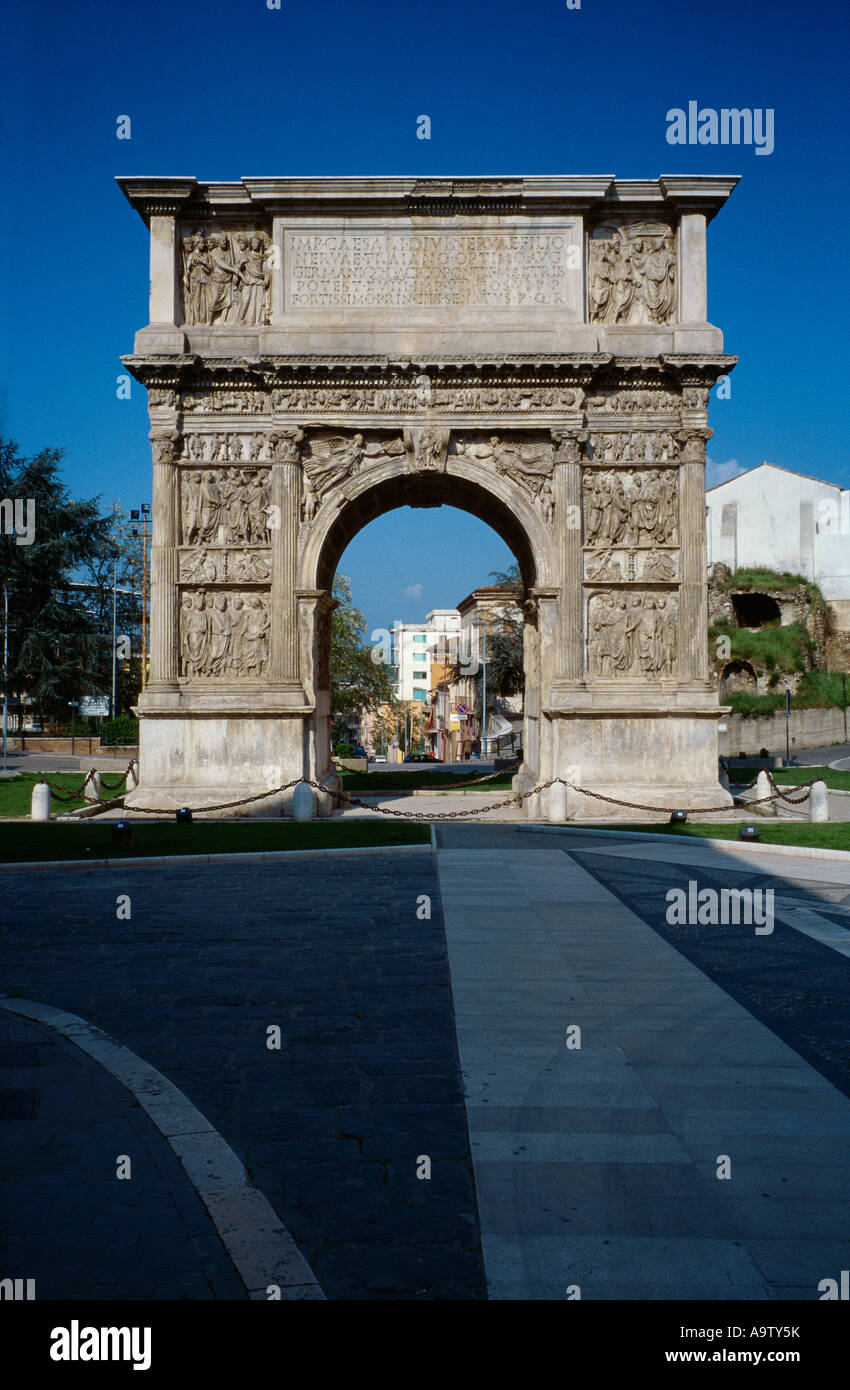 Benevento Kampanien Italien Arco di Traiano Triumphbogen errichtet in 114, die Errungenschaften des römischen Kaisers Trajan zu feiern Stockfoto