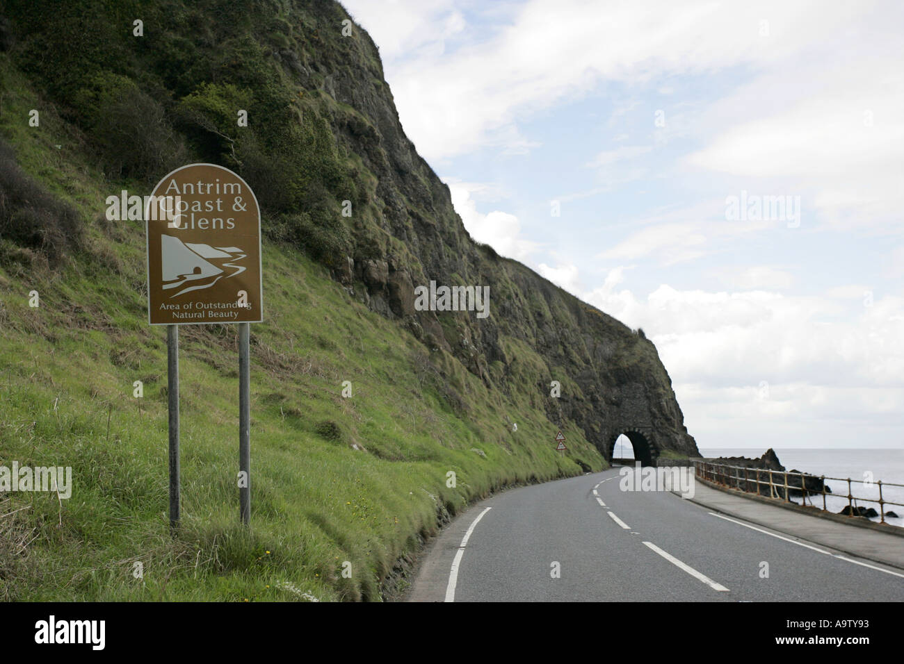 Kalkstein Bogen entworfen von Charles Lanyon und Antrim Täler Zeichen auf der Küstenstraße außerhalb Larne County antrim Stockfoto