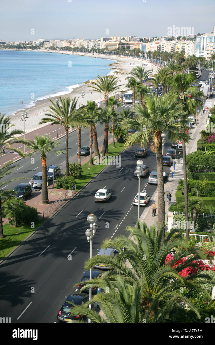 Die Promenade des Anglais, Blick nach Westen, gesehen von der Terrasse eines fünften Stock Wohnung, Nizza, Frankreich Stockfoto