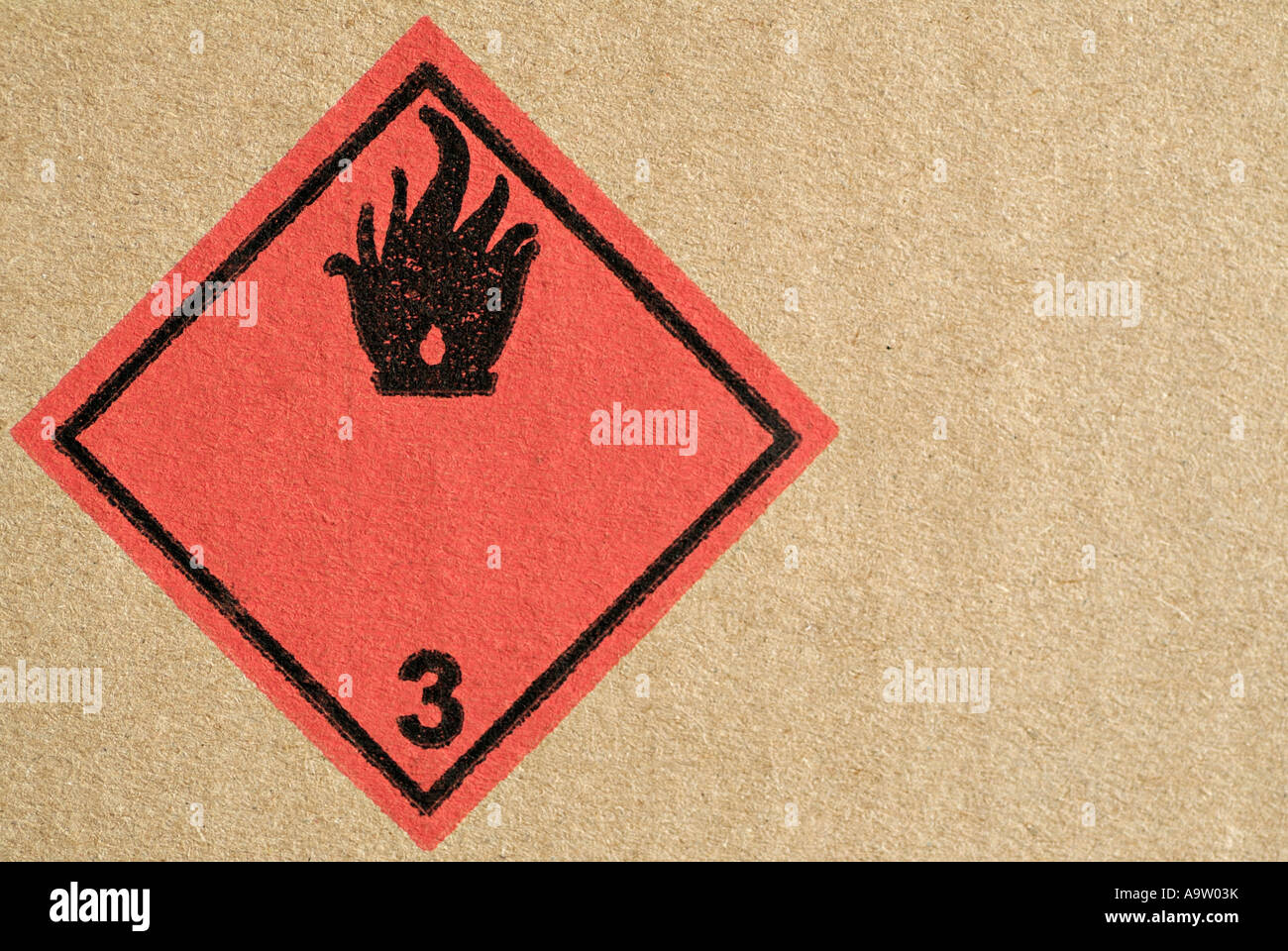 Feuer Gefahrensymbol Warnung auf der Seite einen Karton Stockfoto