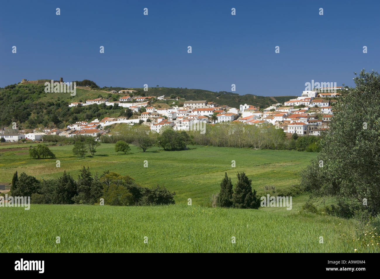 Portugal, Algarve, der Costa Vicentina, Aljezur, Stadt und Burg gesehen über Felder Stockfoto