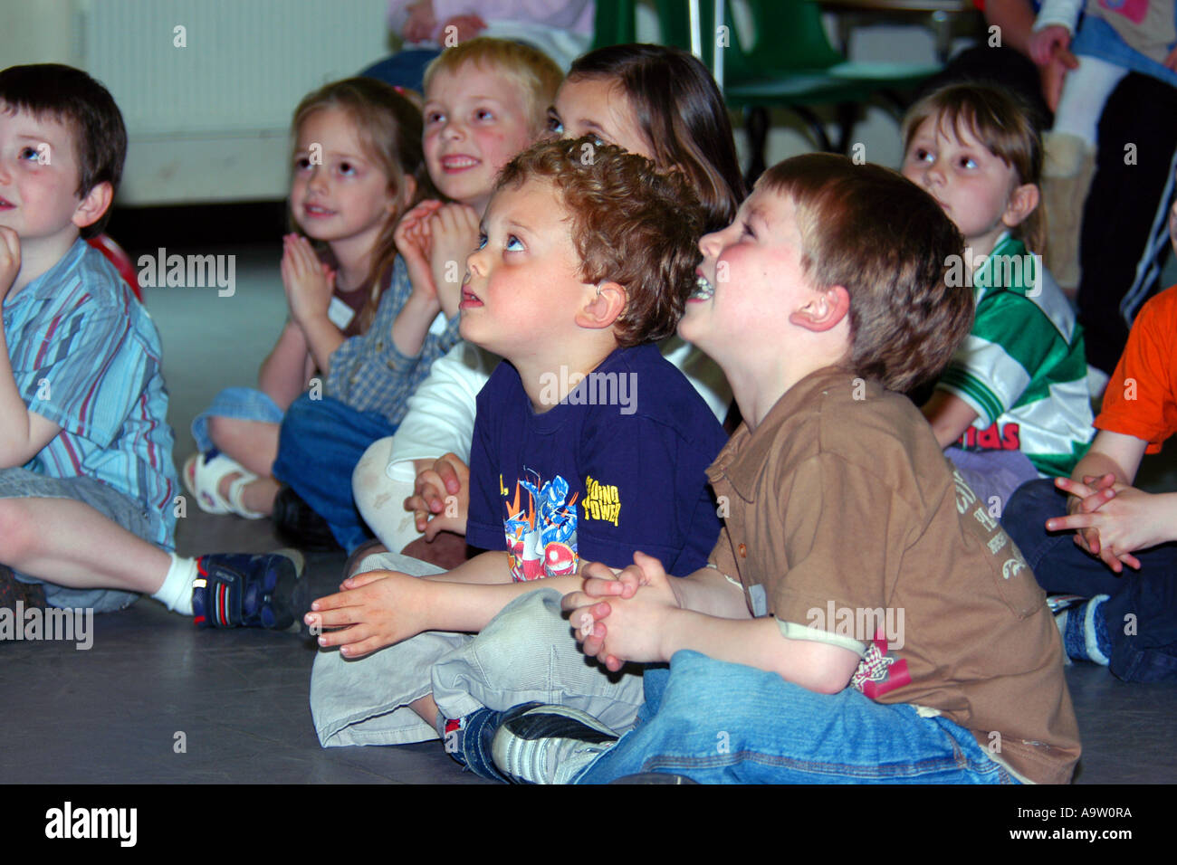 Pre-K Kinder Spaß bei einer Geburtstagsparty Stockfoto