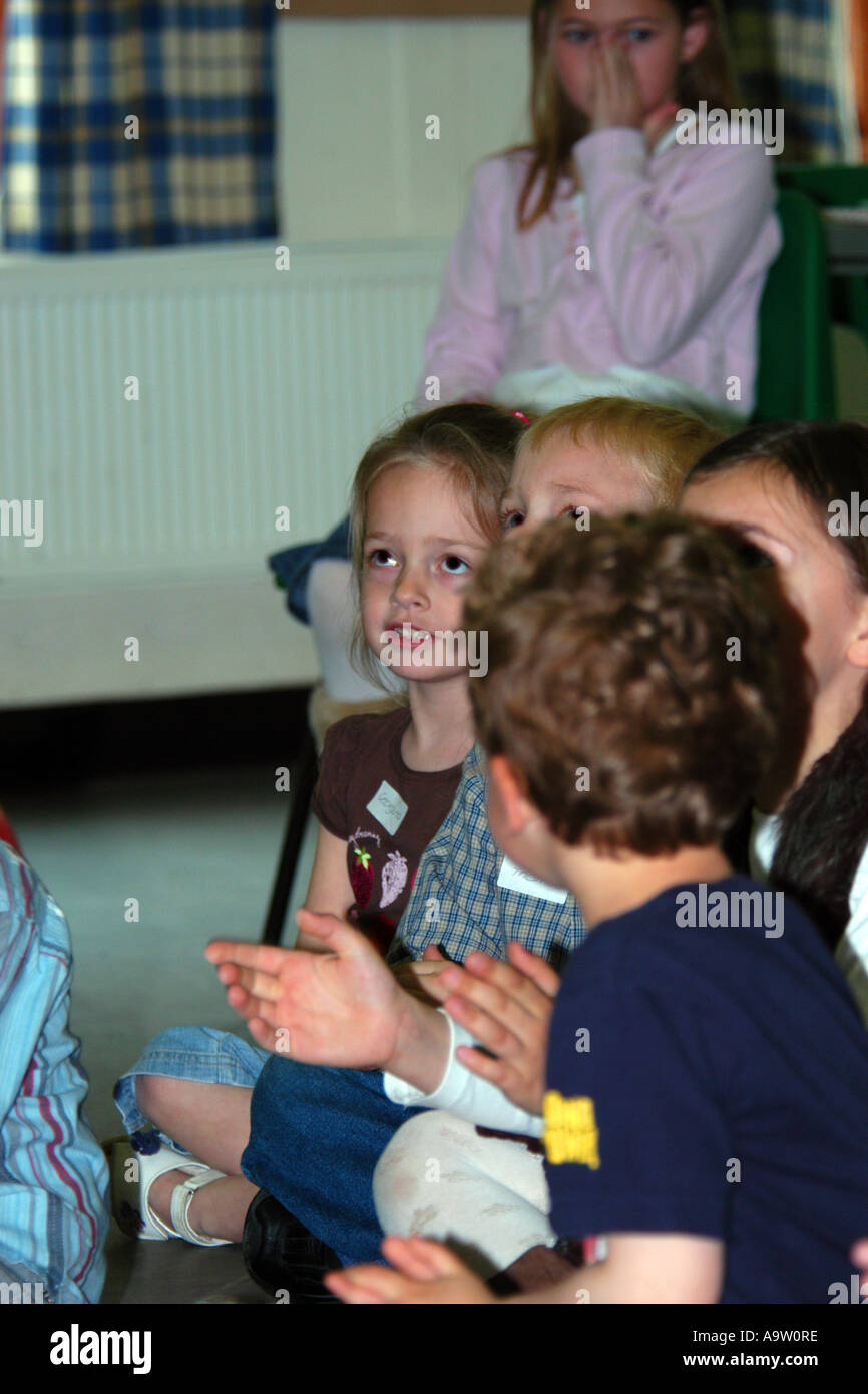 Pre-K Kinder Spaß bei einer Geburtstagsparty Stockfoto