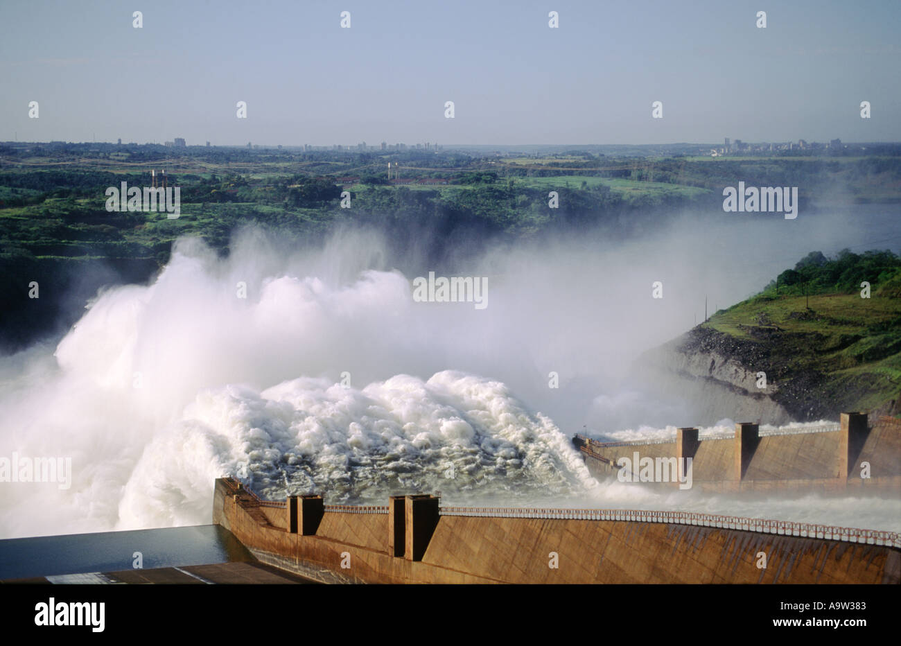 Überläufe Hochwasserentlastung am Itaipu-Damm Wasserkraft Strom fällt Iguaçu, Brasilien, Südamerika Stockfoto