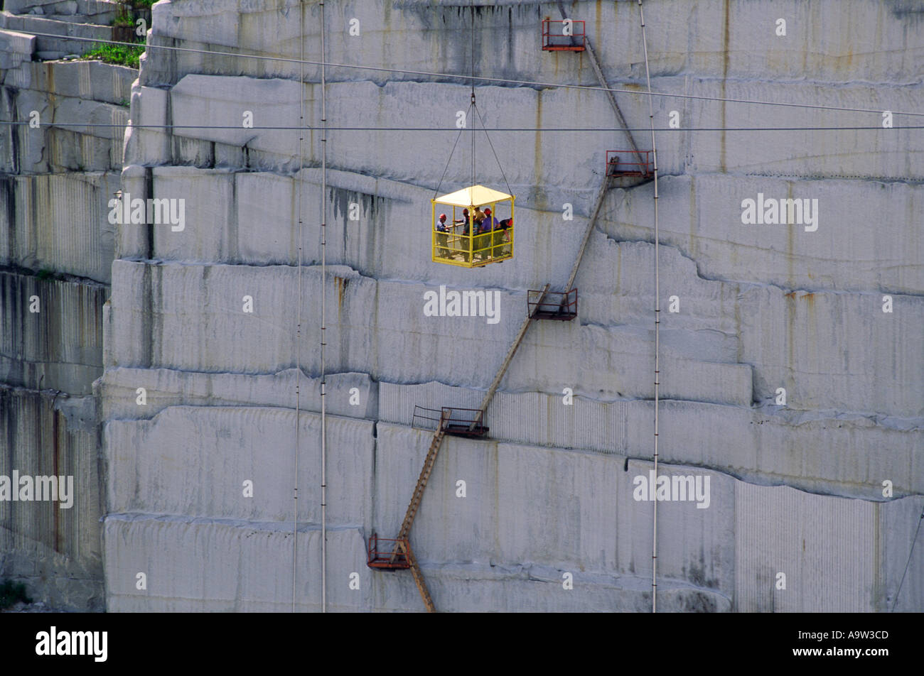 Die Felsen der Alter Steinbruch in Barre, Vermont, USA. Die weltgrösste Granitsteinbruch. Arbeitnehmer gesenkt in den Käfig unten Fels. Stockfoto