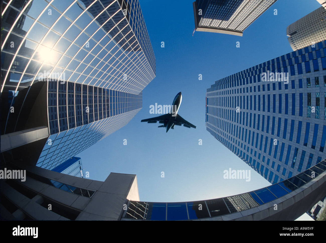 kommerzielle Düsenflugzeug fliegen über hohen Bürogebäuden in Tampa Florida USA Stockfoto