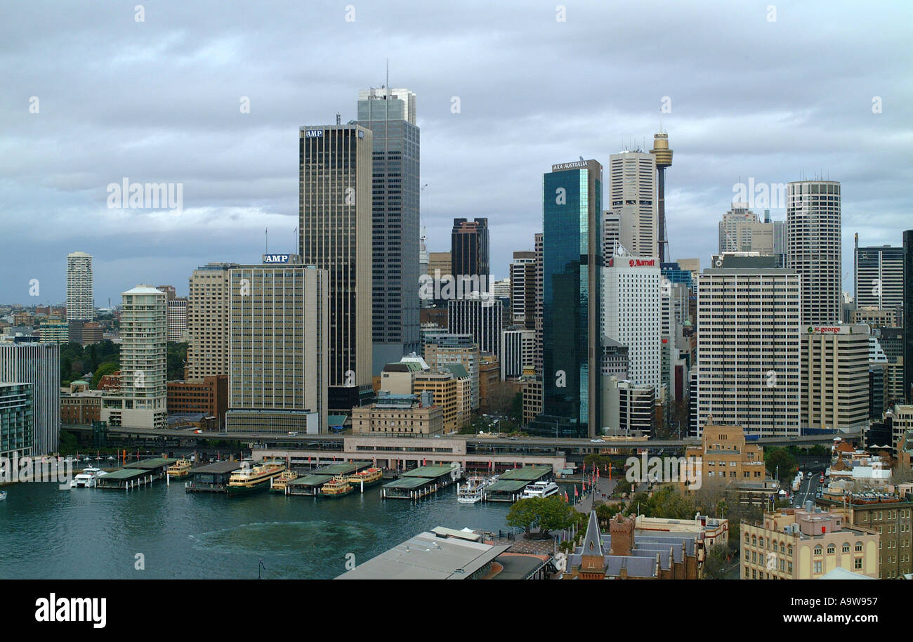 Sydney Harbour mit Fähren und Sky-line Stockfoto